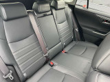 【黒革シート】 高級感があり肌触りのいい黒革シート。RAV4は後列も広いので、ぜひ一度かけていただき質感の良さと広さを体感してください!