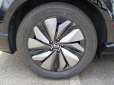 日産純正アルミホイ-ル付きです。タイヤサイズは235/55R19です。