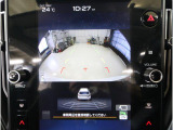 後方映像を11.6インチディスプレイに表示し、ステアリング連動ガイドラインが駐車をサポート。さらに後退時はリヤ4センサーが障害物を検知し、必要に応じてブレーキが作動します。