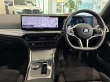 コックピットは、BMWらしくセンター・コンソールがドライバーに向けて傾けられた設計になっています。