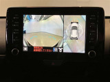 【パノラミックビューモニター】映像で、見づらい車両周辺の確認をアシスト。クルマを真上から見ているような映像を表示。 運転席から確認しにくい車両周囲の状況を把握。