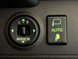 【電動格納ミラー】サイドミラーは電動格納式となっており、狭い駐車場でもキズがつくリスクを抑えられます。