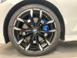 BMWの純正アロイホイールは軽量かつ強度にも優れているホイールで走行性能を引き上げる設計になっております。足元にもBMWは妥協がなくこだわっている個所になります。
