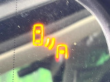 【ブラインドスポットモニター】走行中、ドアミラーの死角になりやすい箇所に後続車が接近するとサイドミラーのレンズに警告を表示!ドライバーに注意喚起をしてくれます。