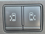 【両側パワースライドドア】スマートキーや運転席のスイッチで後席両側スライドドアの開閉が可能♪電動だから力を入れてドアを開ける必要が無く、小さなお子様でも簡単に開け閉めでき快適です♪
