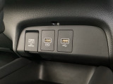 アクセサリーソケットはUSBのアダプターなどをつければ、スマホの充電にも使えます。横にはナビゲーション用の外部入力やスマートフォンなどの充電可能なUSB端子が1個づつついています。