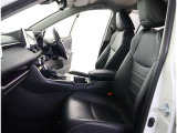 高いホールド性で運転姿勢が安定します。長距離ドライブでも疲れにくいのが魅力です。快適なドライビングライフをお送りください♪