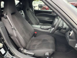 マツダ車のシートは人間工学に基づき設計されています。ハンドルを握る体勢が自然なポジションになるようにシートの作り込みをおこなっていますので、ロングドライブでも疲れにくいです!!