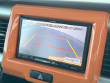 【バックカメラ】駐車時に後方がリアルタイム映像で確認できます。大型商業施設や立体駐車場での駐車時や、夜間のバック時に大活躍!運転スキルに関わらず、今や必須となった装備のひとつです!