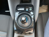 電気自動車およびe-POWER車特有の、軽い操作感なシフトレバー。パーキングブレーキは電磁式です。