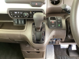 足元スッキリ、インパネシフトです。パーキングブレーキは電子制御パーキングブレーキタイプなので、運転席と助手席の間がスッキリしています。