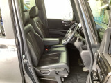 フロント広々、ベンチシートの運転席は、ハイトアジャスターが付いているので、快適にドライブができます。ハンドルはチルトステアリングで、ハンドル位置を上下に調節できます。