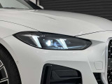 アダプティブLEDヘッドライトはステアリングを切った方向を照らします。
