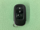 スマートキーを装備しています。鍵を差し込むことなくドアロックの開け閉めと、スタートボタン操作でのエンジンスタートができます。ボタン操作でトランクが開けられる電動テールゲートのボタンもついています。