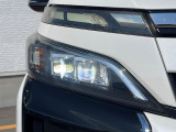 【LEDヘッドライト】悪天候や夜間走行時も良好な視界を確保し安心して運転できる高輝度LEDヘッドライトを装備!点灯速度が早く、消費電力も抑えられています。