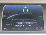 ひと目で情報を確認できる視認性の高いスピードメーターです。