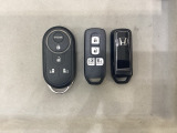 スマートキー付きですからドアロックの開閉およびエンジンスタートが楽々です。電動スライドドアの開け閉めもボタンで操作できます。加えて、純正リモコンエンジンスターター用の操作キーもついています。