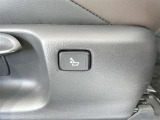 運転時の腰の負担を軽減してくれる電動ランバーサポート装着です。長距離ドライブの強い味方ですね。