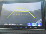 【リアカメラ】リバースに入れるだけで後方の映像が映ります。安全確認や、狭い駐車場での車庫入れ、雨の日や夜間など視界の悪い時に便利です。安全にバックする為には欠かせない装備です。