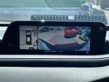 【360&deg;ビュー・モニター】まるでクルマを真上から見下ろしたかのような視点で駐車をサポートします!クルマの斜め後ろや真横など、前後左右の4つのカメラの映像が合成されて、モニターに映し出されます。