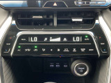 オートエアコンは温度を設定するだけで、自動で風量などを設定してくれます。運転しながら操作も必要ないので、安全性も向上します。