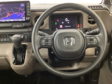 【ハンドル】運転にかかわる様々な操作を安全に行えるように視点移動が少なく操作性に配慮されたスイッチ類が凝縮されたコックピットです。