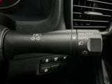 【オートライト】車のセンサーが周囲の明るさを感知し、自動でヘッドライトを点灯・消灯する機能です。この機能は夕暮れ時の交通事故が多い時間帯の安全性を高めてくれます。