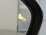 ブラインドスポットモニター装備。隣車線を走る車両を検知。ドアミラーでは確認しにくい後方、側方エリアに存在する車両や急接近してくる車両も検知しドアミラーに搭載されたLEDインジケーターが点灯します。