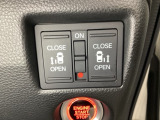 リアドアは乗り降りに便利な両側電動スライドドアです。また運転席に座っていながらスイッチ操作で自在にスライドドアを開け閉めできます。