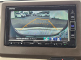 駐車時の安全確認をサポートするバックカメラも使用できます。インターナビで様々な情報を得ることもできます。