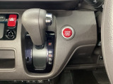 CVT車のセレクトレバーです。低速から高速まで、変速ショックのないスムーズな走りを実現するとともに、エンジン効率のよい領域を維持することで燃費にも貢献します。