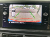 ギアをリバースに入れると車両後方の映像を映し出します。画面にはガイドラインが表示され、車庫入れや縦列駐車などの際に安全確認をサポートします。
