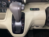 CVT車のセレクトレバーです。低速から高速まで、変速ショックのないスムーズな走りを実現するとともに、エンジン効率のよい領域を維持することで燃費にも貢献します。