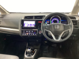 車内は光触媒抗菌消臭施工済です。スタイリッシュなデザインでスポーティなインパネ周りを演出します。グローブボックスやカップホルダーのほかにトレーなどたくさんの収納スペースが付いています。