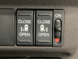 【両側パワースライドドア】両側がパワースライドドアになっており、運転席のスイッチやスマートキーでも開閉が可能です!開口部も広いので乗り降りも楽々♪
