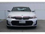 BMWの代名詞の【キドニーグリル】グリルが腎臓のように見えるので【キドニー】と呼ばれるようになりました。一目見ただけでBMWであると認識できる確固たるアイコンとして存在感を放ちます。