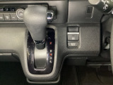 CVT車のセレクトレバーです。低速から高速まで、変速ショックのないスムーズな走りと、エンジン効率のよい領域を維持して燃費にも貢献します。サイドブレーキはスイッチ操作の電子制御パーキングブレーキです。