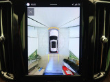 【360&deg;ビューカメラ】4台の高解像度カメラで360度の鳥瞰図を表示。隣の車や壁、死角にある障害物などを画面で確認できるため、狭いスペースでの駐車・出入りも安心です。