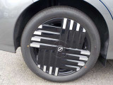足元を引き締める、純正アルミホイール付きです。タイヤサイズは、205/50R17です。