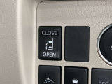片側パワースライドドアが付いています。運転席やワイヤレスリモコンにも開閉スイッチがあり、とても便利です。半ドア防止や挟み込み防止機能も付いていますよ。