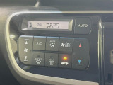 【オートエアコン】一度お好みの温度に設定すれば、車内の温度を検知し風量や温度を自動で調整。暑い&hellip;寒い&hellip;と何度もスイッチ操作をする必要はありません。快適な車内空間には必須の機能ですね♪
