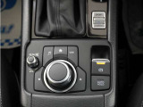 電動パーキングブレーキ搭載で指一本で簡単に操作することができます。さらに停車中に、ブレーキペダルを踏み続けなくても、自動的にブレーキを保持する機能である、オートホールド付きです。