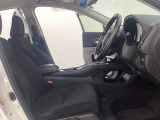 女性でも運転がしやすいように、シートの高さ調整機能(シートリフター)がついています。広い足元にゆったり座れるシートには肘掛も装備しており長距離の運転でも疲れにくいシートです。