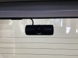 後方にもドライブレコーダーのカメラが付いています。前後両方でお車の周りを監視・記録いたします。