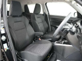 運転席のスペースはゆったりしていて、視界も広く確保されているので普段の運転からロングドライブまで快適です。