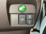 ハンドルの右側には安全装備の、CTBA(シティブレーキアシストシステム)とVSA(ABS+TCS+横滑り抑制)の解除スイッチがついています。燃費に役立つECONボタンもここです。