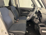 運転席も広くゆとりのある室内です