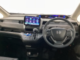車内は光触媒抗菌消臭施工済です。スタイリッシュなデザインでスポーティなインパネ周りを演出します。グローブボックスやカップホルダーのほかにトレーなどたくさんの収納スペースが付いています。