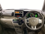 車内は光触媒抗菌消臭施工済です。スタイリッシュなデザインで暖かみのあるインパネ周りを演出します。グローブボックスやカップホルダーのほかにトレーなどたくさんの収納スペースが装備されています。