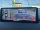 【360&deg;ビュー・モニター】まるでクルマを真上から見下ろしたかのような視点で駐車をサポートします!クルマの斜め後ろや真横など、前後左右の4つのカメラの映像が合成されて、モニターに映し出されます。